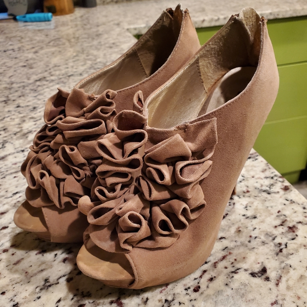 Nice nude velvet heel